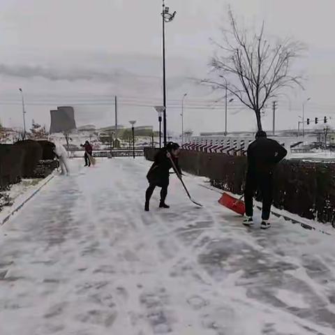 “以雪为令，保障出行”杨圪塄街道除雪行动