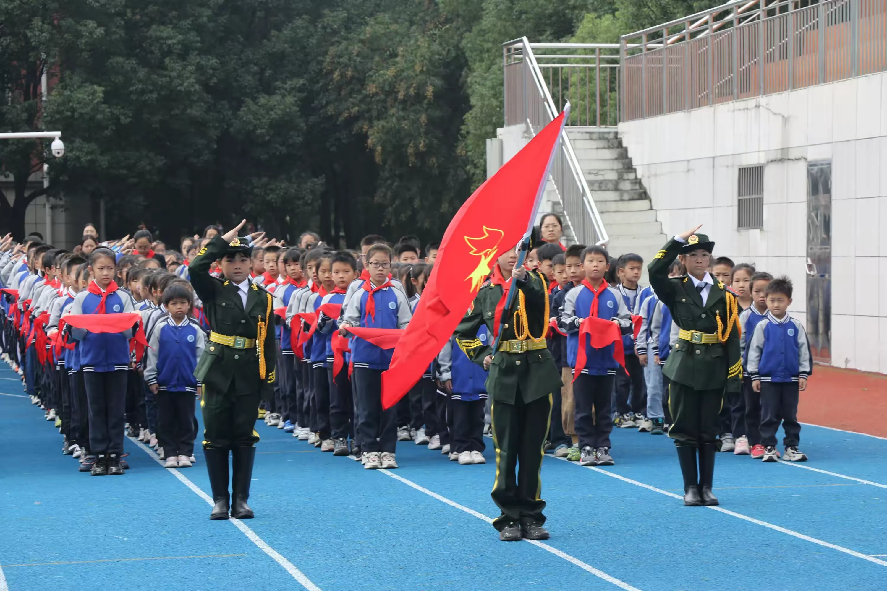 简篇-红领巾心向党 争做新时代好队员——环城二小纪念少先队建队74周年主题队日活动暨2022级新队员入队仪式