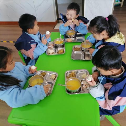 孝义街道第一幼儿园中四班宝贝园中用餐掠影