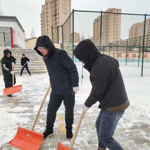 冬日扫雪护安全 无畏严寒暖人心 ——集宁区兴工路小学扫雪活动纪实