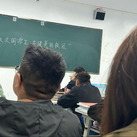 同学们在校园里学习、生活、成长，校园其实就是我们第二个家。我们每天可以看到许多同学在校园的各个角落打扫清洁卫生，捡拾果皮纸屑，用自己的双手去装扮优美的校园环境。学校作为我们学习生活的家园，是我们成长成