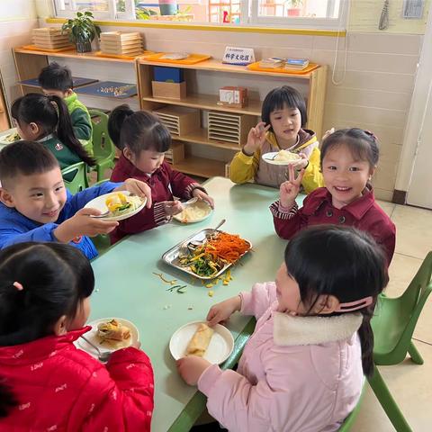 “卷”进春天——国际五班 食育活动《包春卷》