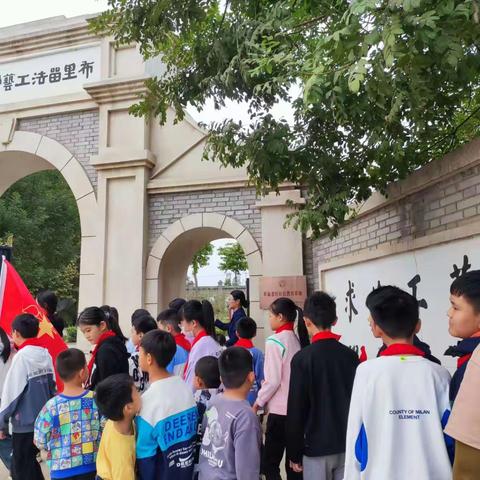 布里小学举行“中国少年先锋队建队日”活动