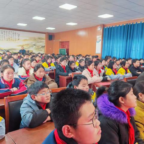 峄城区底阁镇中心小学举办“法治护航，伴我成长”法治报告会