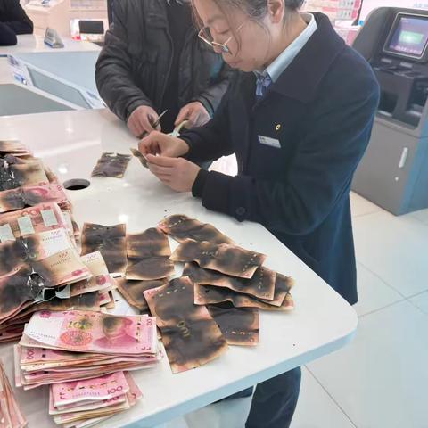 微波炉"烤糊"现金？建行蓬溪营业部专业兑换解民忧