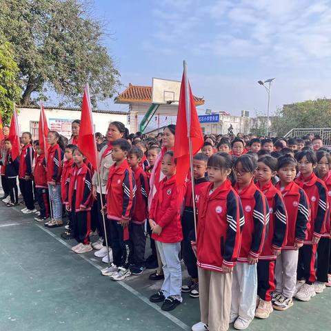 “红领巾心飞扬，争做新时代好队员”容县杨梅镇红石小学庆祝建队74周年暨新队员入队仪式