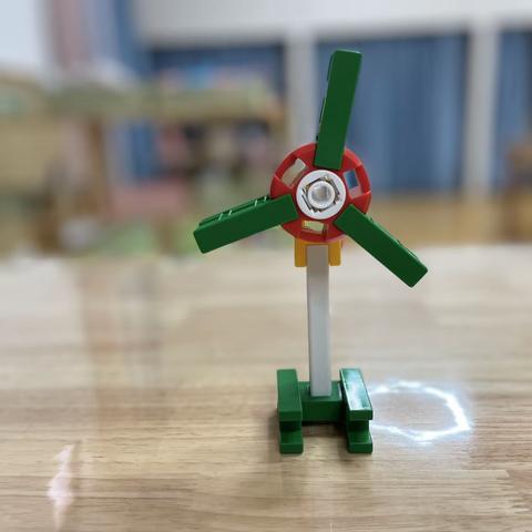 今天课程主题￼《Lasy风车房》