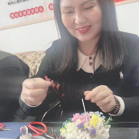 以“香约女神，芬芳生活”为主题沙门子镇支行邀约高净值客户参加香薰活动