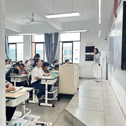 教以潜心，研以致远