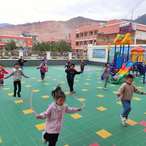 绳采飞扬，伴我成长             ——小龙潭小学花样跳绳社团