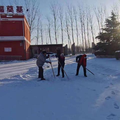 大雪冬日寒 浓情暖校园——南上素村委会组织义工到学校清扫积雪  助力学校复学复课