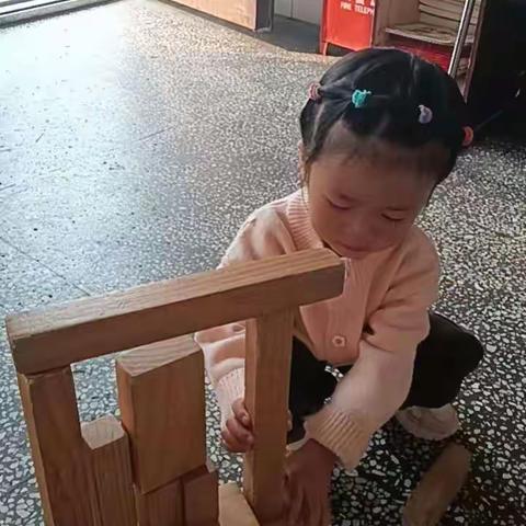 方集幼儿园小班游戏活动案例——《搭积木》