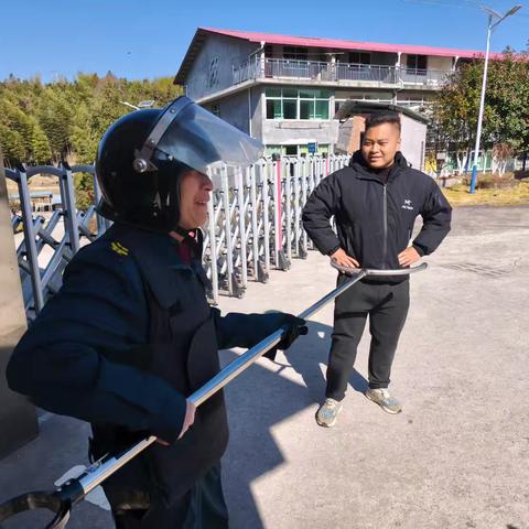 以“演”筑防 遇“暴”不乱——湖源中心学校最小应急单元演练