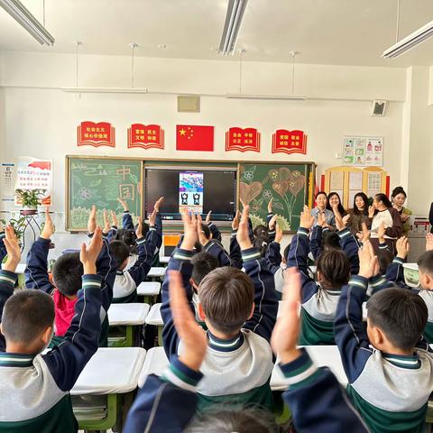 小小“石榴籽”  绽放爱国情——临河区第十小学举办第二届爱国主义课桌操剪影