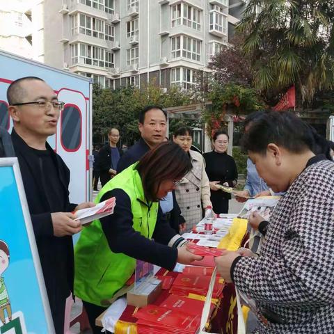 呜——西兰号红新专列法律咨询车厢开过来了！