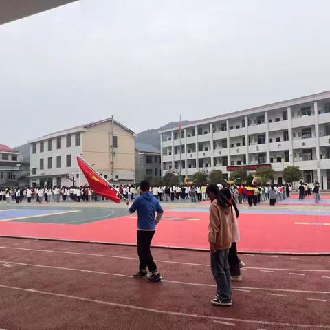 辉煌七十五载，领巾飘扬新时代——均坪镇中心小学新队员入队仪式