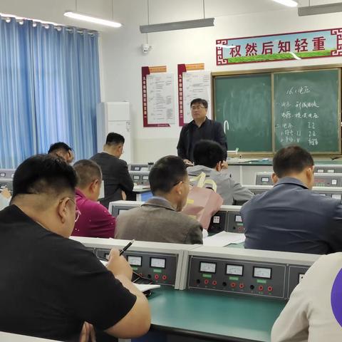 教无涯，研不止，学示范，促成长——峄城区“联研共同体”物理学科中心团队成员工作室主题教研活动