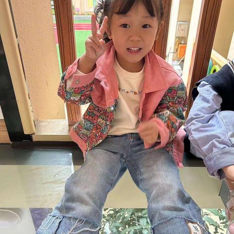 新的一个月开始了✨✨✨我和老师们有了第一次玻璃栈道之旅👫👫👫，刚开始我很害怕哟😭😭😭可是老师一直在鼓励我👏👏👏，渐渐的我也开始愉快的玩耍啦🎉🎉🎉，一起来看一看我的经常表现吧🎄🎄🎄