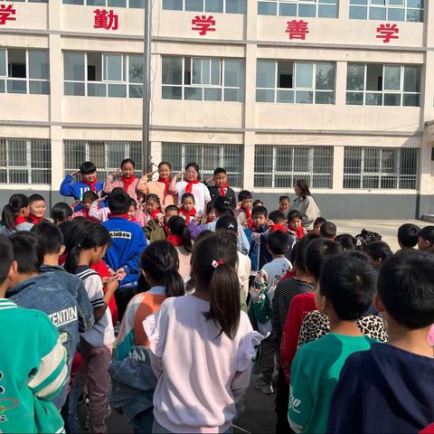 文峰乡桐陈小学 中国少年先锋队鲜艳的红领巾飘扬在胸前