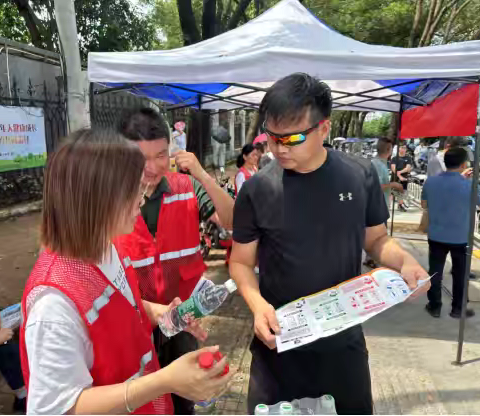 江夏城管变身“助考大使”，为莘莘学子“垃分”！