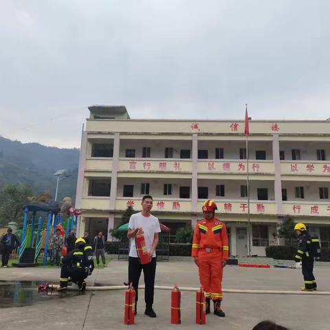 木厂镇马西小学联合木厂镇政府开展消防、地震、反恐演练