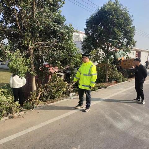 路政巡查大队 本周日常巡查开展维护路产路权及清理路障巡查工作