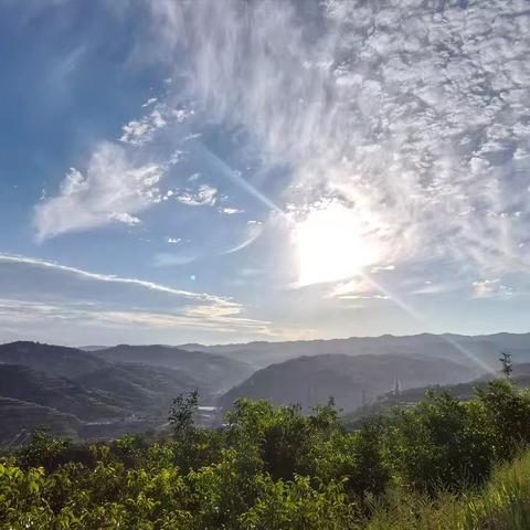 自然与人文交融的山水画卷