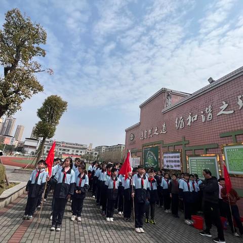 绿茵树下话雷锋，暖阳心中种德行——长寿区新市街道中心小学校植树节系列活动