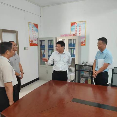 临高县委副书记、县政法委书记李锐军到临城镇调研综治中心工作