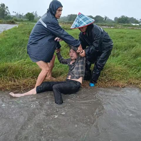 台风天里的暖心救援：多琏村工作人员成功救助落水群众