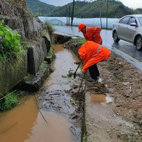 暴雨来袭，崇仁公路人紧急抢险保畅通