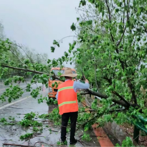 狂风暴雨来袭  ——崇仁公路人紧急抢险保畅通