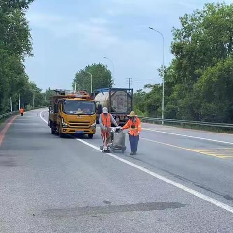 崇仁公路分中心：及时修复磨损标线 保障道路通行安全