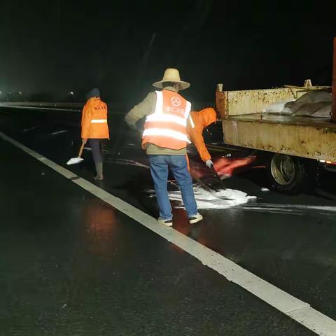 崇仁公路分中心闻“冻”而动全力护航道路安全