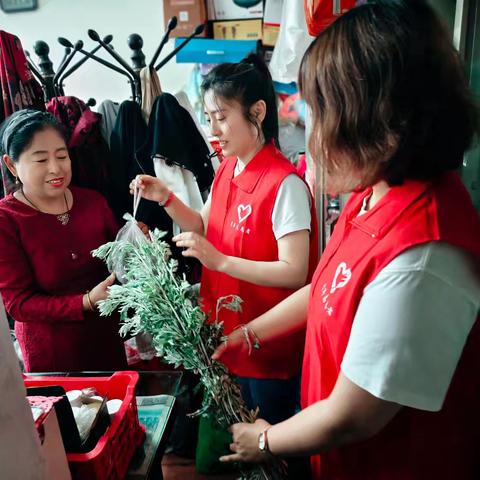 浓浓端午情 关爱暖人心 ——北群社区端午节前慰问活动