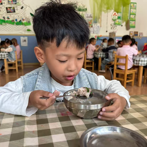 【课程故事】吃饭这件“小”事儿——富平县富丹友谊幼儿园小四班