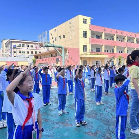 与祖国共成长  争做新时代好队员—龙鹏小学庆祝建队74周年主题活动暨少先队荣誉表彰仪式