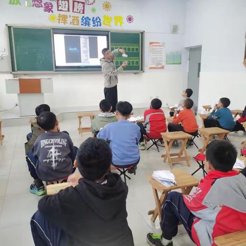 化稍营中心学校--轻盈“翼”动，回旋飞扬——泡沫板回旋飞机创意记事