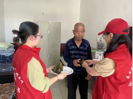鲍店镇开展“端午送温情·粽香暖人心” 志愿服务活动