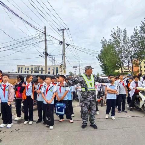 绿航护航  安全回家——水冶镇小东关小学南校区护学岗在行动