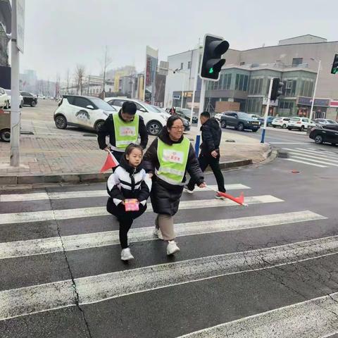 关爱学生 携手同行--育红小学泉北校区三年级10班家长护学岗