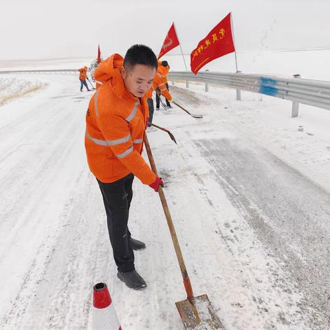 黄河沿公路段及时清除路面积雪，保障春运期间辖养公路安全畅通