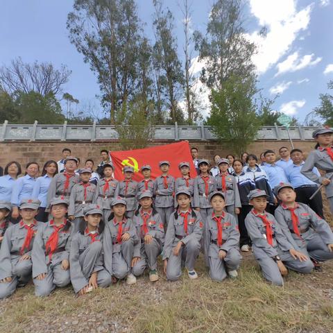 缅怀革命先烈，传承革命精神——云南云龙红军小学祭英烈活动