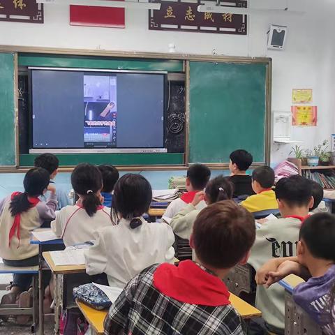 纸飞机划破长空，科技梦翱翔天际——汪村小学开展“科技文化节”活动