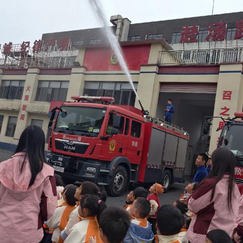萌娃“探营”消防队，安全种子心中长 ——五里牌中心幼儿园安全教育活动