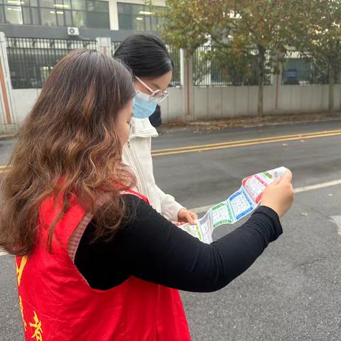 王舍人街道管鲍大街社区筹备组开展垃圾分类宣传活动