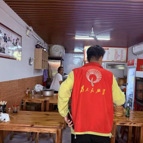 王舍人街道管鲍大街社区筹备组“门前五包”常态化巡查