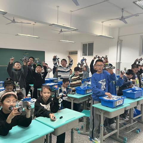 五洲观澜四年级乐高—光感小车