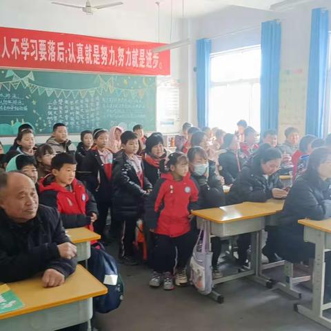 家校共育，静待花开——小李小学二年级家长会