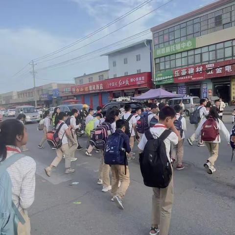 感恩有你  一路同行——高新四小一（二）班爱心家长“温暖护学”在行动